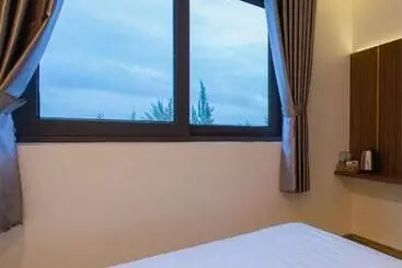 هتل آپارتمان West Lake Hotel   Near Bai Dai Beach