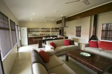 민박 Innzululand Guest Lodge