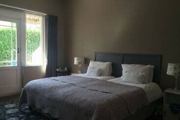 بنسيون 30 On Oatlands Road