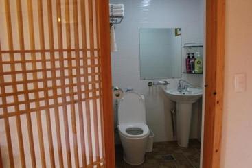 Пансион Jeonju Hanok Maeul Hongran Mideok Hanok