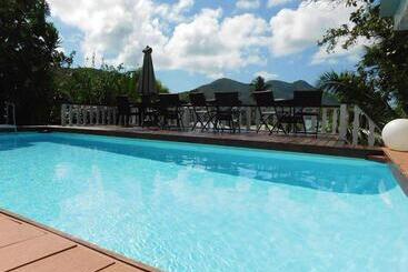 بنسيون Sea View Lodge