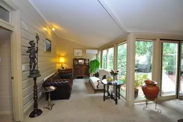 مبيت وإفطار Lurline House