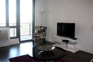 アパートホテル Dharma Home Suites At The Arts District