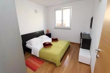 هتل Apartments Hanna