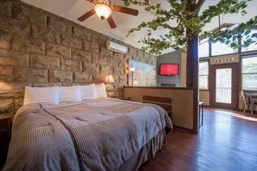 Hotel Eureka Springs Treehouses, Hobbit Caves & Castles
