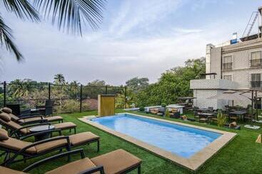 호텔 Zense Candolim