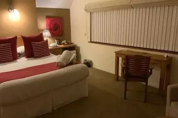 تختخواب و صبحانه The Bridge Guest House