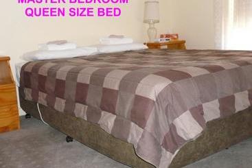 ホテル Allenby Court Apartments