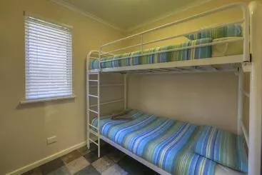 Отель Mandalay Holiday Resort And Tourist Park