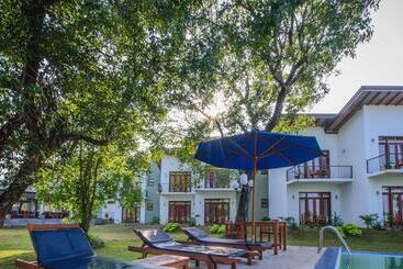 Pensionat Sigiriya Wewa Addara Hotel   Hotel By The Lake