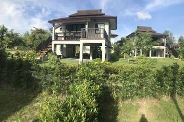 בית מלון כפרי The Hip Resort @ Khao Lak