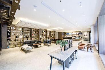 Hanting  Beijing Zhaoyang Station