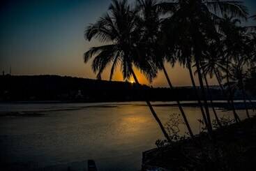 リゾートホテル Neemrana S Three Waters