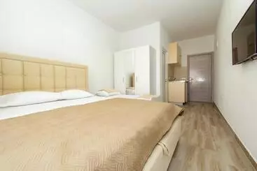 پانسیون Deron Apartments