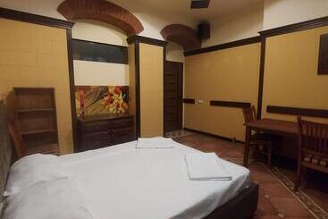 هاستل Jan & In The Very Center