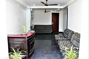Hotel Oyo Alpha Guest House Near Bestech Central Square Mall