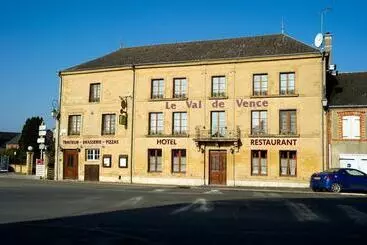 ホテル Logis Hôtel Le Val De Vence