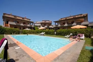 هتل Follonica Apartments