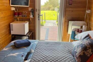 تختخواب و صبحانه Sea And Mountain View Luxury Glamping Pods Heated