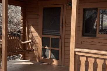 קוטג'' Junius Pond