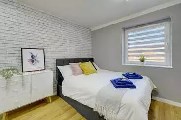 Reşedinta Stylish 2 Bed House With Parking In Rugby