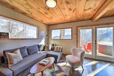 Blue Sky Cottage: Romantic Retreat W/ Mtn Views!