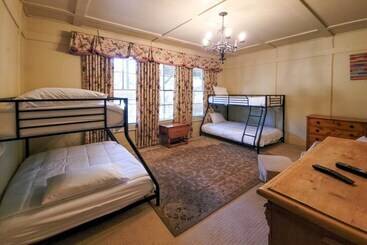 Mökkimajoitus Blue Valley Falls Estate: Chic Highlands Home!