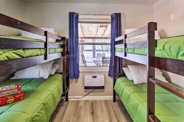 بيت ريفى Cozy Lakeside Cabin: Walk To Rainbow Lake!