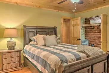 コテージ Hendersonville Cabin W/ Deck & Mountain Views