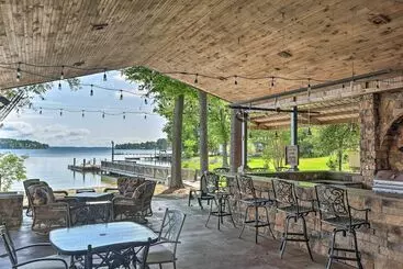 コテージ Lakefront Oasis With Deck & Outdoor Kitchen!