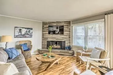 Mökkimajoitus Waterfront Home W/ Decks, Privacy & Boat Slip