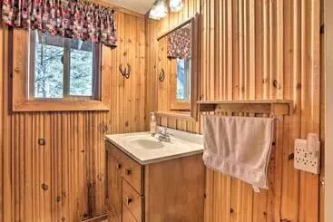 کلبه Whitewood Cabin: Deck, Gas Grill & Hot Tub!