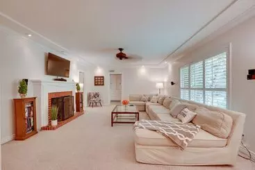 Mökkimajoitus Bakersfield Oasis: Sweet Tropical Pool Setup!