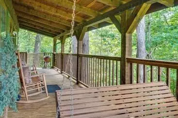 コテージ Secluded Sevierville Cabin W/ Hot Tub!