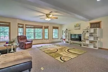 Mökkimajoitus Home W/ Hot Tub, Fire Pit, Koi Pond: Walk To Lake!