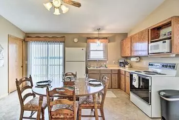 Mökkimajoitus Lakefront Motley Home W/ Private Dock & Fire Pit!