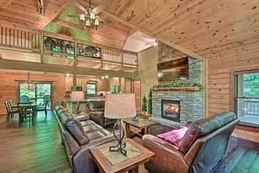 コテージ Sapphire Log Cabin W/ Wraparound Deck + Fire Pit!