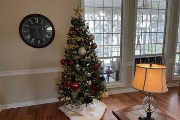 بيت ريفى Large Waterfront Lake Palestine Home W/ Deck, Dock