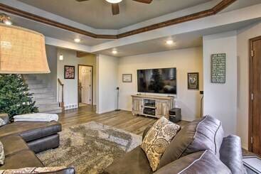 별장 Luxurious Liberty Lake Hideaway W/ Hot Tub!