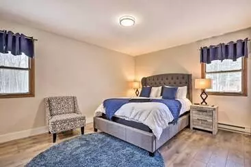 Mökkimajoitus Modern East Stroudsburg Home W/ Pool + Fire Pit