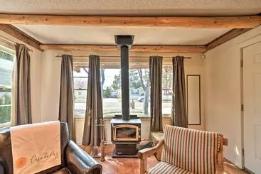 Mökkimajoitus Pet Friendly Clovis Home: Yard, Pergola & Hot Tub