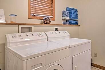 کلبه Riverfront Elkins Home W/ Fireplace & Deck!