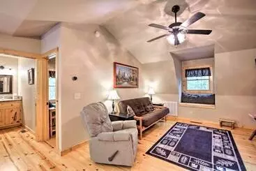 Mökkimajoitus Fire Pit & Forest Views: Secluded Murphy Cabin!