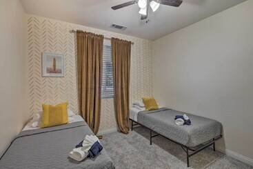 별장 Spacious Bakersfield Home W/ Outdoor Pool!