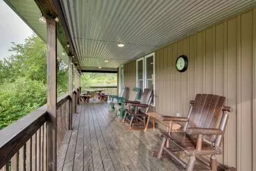 Mökkimajoitus The Olde Homestead W/ Fire Pit & Mountain Views!