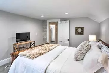 Mökkimajoitus Pet Friendly Home   1/2 Mi To Downtown Willoughby!