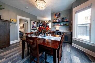 Dom wiejski Contemporary Sheridan Home W/ Porch Walk Dtwn