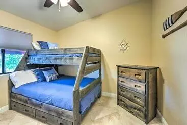 کلبه Havasu Vacation Rental W/ Private Pool & Hot Tub!