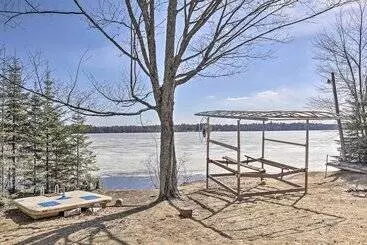 コテージ Lakefront Escape W/ Fishing Pier & Snowmobiling!