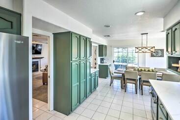 کلبه Luxe Home W/ Detached Casita & Furnished Patio!